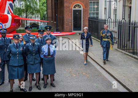 Londres, Royaume-Uni. 23 mai 2018. Le premier ministre, Theresa mai avec l'Air Chief Marshal Sir Stephen Hillier KCB CBE ADC DFC MA RAF, le chef du personnel de l'aviation, et de soldats de la RAF en face de l'Hawk à Downing Street dans le cadre de la RAF 100 événements. Crédit : Guy Bell/Alamy Live News Banque D'Images