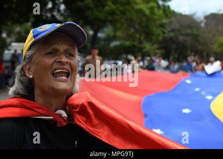 Caracas, Venezuela. 23 mai 2018. Manifestant une femelle vu scandant des slogans lors de la manifestation. Les gens sont descendus dans la rue pour protester dans Plaza Sadel dans la ville de Caracas. Ils exigent la démission du président Maduro élu dimanche dernier lors des élections par l'opposition comme une fraude. Credit : SOPA/Alamy Images Limited Live News Banque D'Images