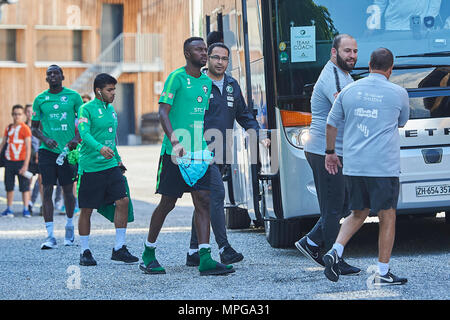 Bad Ragaz, Suisse. 23 mai 2018. L'équipe nationale de football de l'Arabie saoudite arrive au lieu de rendez-vous pour une session de formation sur le terrain de sport Ri-Au à Bad Ragaz. L'équipe autour du président Adel Ezzat et entraîneur Juan Antonio Pizzi est d'un séjour à Bad Ragaz pendant deux semaines et demie à l'établissement de la Coupe du Monde de la final du tournoi en Russie. Crédit : Rolf Simeon/Alamy Live News Banque D'Images