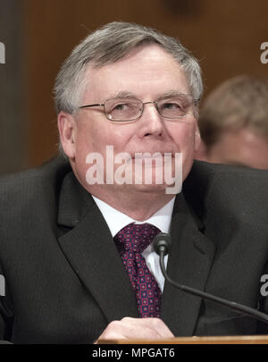 Washington, District de Columbia, Etats-Unis. 23 mai, 2018. L'Emory A. séries III apparaît devant le Sénat des États-Unis Commission de la sécurité intérieure et les affaires gouvernementales sur sa nomination au poste de directeur du Bureau de l'éthique dans l'administration sur la colline du Capitole à Washington, DC le mercredi 23 mai 2018.Crédit : Ron Sachs/CNP Crédit : Ron Sachs/CNP/ZUMA/Alamy Fil Live News Banque D'Images