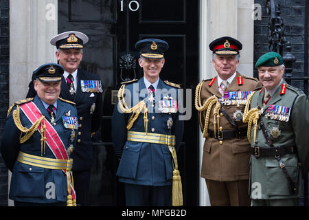 Londres, Royaume-Uni. 23 mai, 2018. L'Air Chief Marshal Sir Stuart Peach, l'amiral Sir Philip Jones, l'Air Chief Marshal Sir Stephen Hillier, le général Sir Nicholas Carter et le général Sir Gordon Messenger se tiennent à l'extérieur 10 Downing Street pendant un événement pour marquer le 100e anniversaire de la Royal Air Force. Banque D'Images