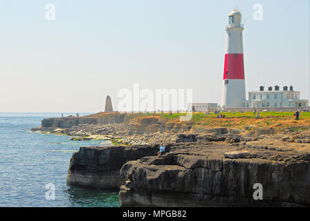 Portland Bill. 23 mai 2018. Les gens apprécient une autre belle journée ensoleillée, wallking le long de la côte rocheuse à Portland Bill Crédit : Stuart fretwell/Alamy Live News Banque D'Images