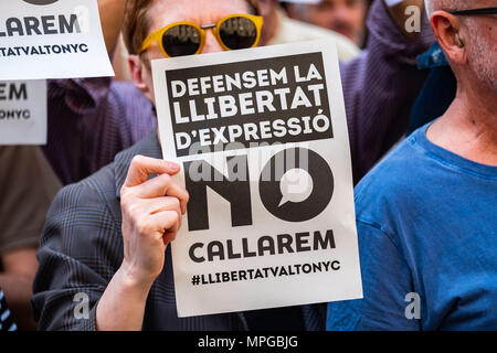 Barcelone, Catalogne, Espagne. 23 mai, 2018. Une femme est vu avec un signe pour demander la liberté de rapper Valtonyc.Des centaines de personnes ont pris à la rue de Barcelone pour exiger la liberté d'expression et de faire preuve de solidarité avec le rappeur connu comme Valtonyc majorquin, qui devait être emprisonné pour avoir insulté demain la couronne espagnole.Valtonyc s'était échappé de l'Espagne à demander l'asile en Belgique minutes avant la manifestation. Credit : Paco Freire SOPA/Images/ZUMA/Alamy Fil Live News Banque D'Images