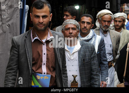 Sanaa, Yémen. 23 mai, 2018. Les hommes yéménites à pied dans un marché de la vieille ville de Sanaa, Yémen, le 23 mai 2018. Beaucoup de gens au Yémen recevoir ce Ramadan au milieu du désespoir et de dures conditions de vie à la suite des trois années de conflit militaire. Selon les économistes et analystes, Yéménite, le prix des denrées alimentaires est fortement accrue entre 35 pour cent et 100 pour cent dans le cours des derniers mois de 2018, comparativement à la période avant l'intervention militaire dirigée par l'Arabie Saoudite contre l'rebelles Houthi chiites en 2015. Credit : Mohammed Mohammed/Xinhua/Alamy Live News Banque D'Images