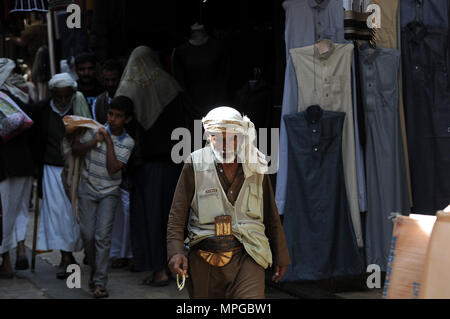 Sanaa, Yémen. 23 mai, 2018. Un homme marche yéménite dans un marché de la vieille ville de Sanaa, Yémen, le 23 mai 2018. Beaucoup de gens au Yémen recevoir ce Ramadan au milieu du désespoir et de dures conditions de vie à la suite des trois années de conflit militaire. Selon les économistes et analystes, Yéménite, le prix des denrées alimentaires est fortement accrue entre 35 pour cent et 100 pour cent dans le cours des derniers mois de 2018, comparativement à la période avant l'intervention militaire dirigée par l'Arabie Saoudite contre l'rebelles Houthi chiites en 2015. Credit : Mohammed Mohammed/Xinhua/Alamy Live News Banque D'Images