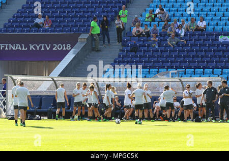 Kiev, Ukraine. 23 mai, 2018. Les joueurs du VfL Wolfsburg boire de l'eau au cours de session de formation avant de l'UEFA Women's Champions League 2018 match contre l'Olympique Lyonnais à Valeriy Lobanovskiy Stadium à Kiev, Ukraine. Crédit : Oleksandr Prykhodko/Alamy Live News Banque D'Images