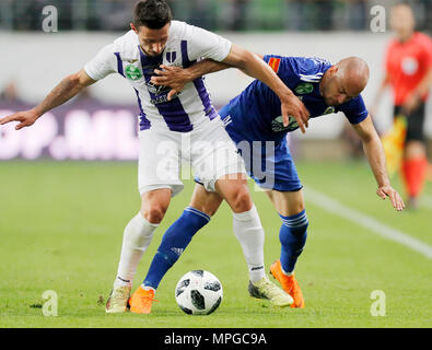 Budapest, Hongrie. 23 mai, 2018. (L-r) Branko Pauljevic de Ujpest FC est en concurrence pour le bal avec Peter Szakaly Puskas de FC au cours de l'Akademia Coupe de Hongrie match final entre Akademia Puskas et FC Ujpest FC de Groupama Arena le 23 mai 2018 à Budapest, Hongrie. Credit : Laszlo Szirtesi/Alamy Live News Banque D'Images