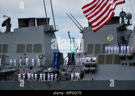 New York, USA. 23 mai, 2018. Destroyer lance-missiles USS Mitscher se joint à la parade des bateaux comme il fait son chemin au-delà de la Statue de la liberté le jour de l'ouverture de la Semaine de la flotte le 23 mai 2018 dans la ville de New York. Crédit : Erik Pendzich/Alamy Live News Banque D'Images