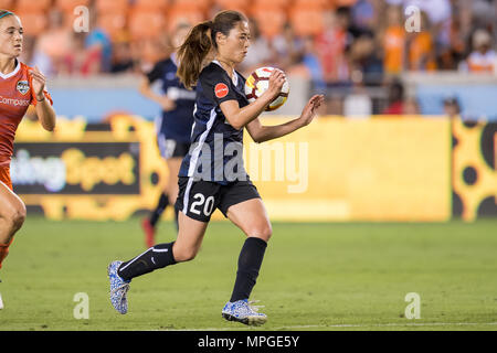 Houston, TX, USA. 23 mai, 2018. Le milieu de terrain du FC Seattle Reign Rumi Utsugi (20) contrôle la balle lors d'un match de football entre l'avancée NWSL Houston Dash et le règne de Seattle au stade BBVA Compass à Houston, TX. Le tableau de bord a gagné 2 à 1.Trask Smith/CSM/Alamy Live News Banque D'Images