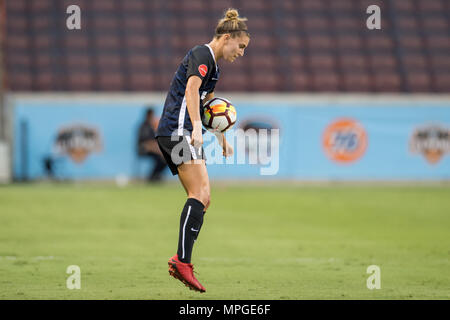 Houston, TX, USA. 23 mai, 2018. Seattle Reign FC defender Steph Catley (7) contrôle la balle lors d'un match de football entre l'avancée NWSL Houston Dash et le règne de Seattle au stade BBVA Compass à Houston, TX. Le tableau de bord a gagné 2 à 1.Trask Smith/CSM/Alamy Live News Banque D'Images