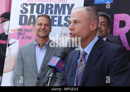 West Hollywood, Californie, USA. 23 mai, 2018. Michael Avenatti, avocat de Stormy Daniels, parle au cas où Stormy Daniels est mis à l'honneur avec un « Stormy Daniels Proclamation Day' et la clé de la ville de West Hollywood, Californie à Chi Chi LaRue's à West Hollywood, Californie. Credit : Sheri Determan/Alamy Live News Banque D'Images