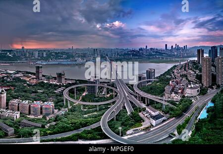 Chongqing, Chongqing, Chine. 24 mai, 2018. Chongqing, CHINE - Chongqing, anciennement de Chungking, est une ville importante dans le sud-ouest de la Chine. Sur le plan administratif, il est l'une des quatre municipalités sous contrôle direct (les trois autres sont Beijing, Shanghai et Tianjin), et la seule municipalité en Chine situé loin de la côte. Crédit : SIPA Asie/ZUMA/Alamy Fil Live News Banque D'Images