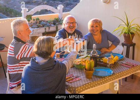 Groupe de personnes adultes ayant bon dîner en plein air la terrasse. Profitez de l'amitié avec le temps ensemble et célébrer l'alcool ou à la retraite de vacances c Banque D'Images