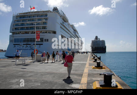 Les passagers de rejoindre les navires de croisière, Philipsburg, St Maarten, Antilles Banque D'Images