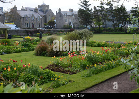 Lerwick flower park dans le centre de la capitale de l'Lerwick Shetland avec bowling green en arrière-plan Banque D'Images