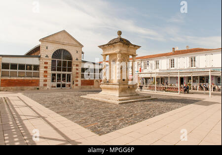 La fontaine et le marché couvert de la Place de la République, le Château d'Oléron, France Banque D'Images