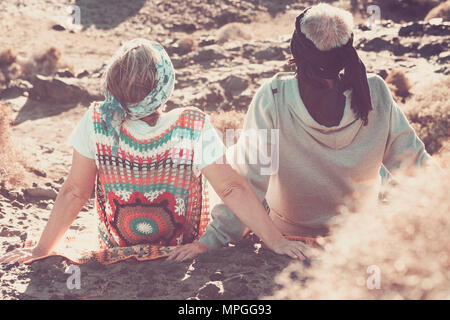 L'homme et la femme hauts de grands-pères rester sur les rochers se sentir la nature, style hippie et vintage avec des vêtements de couleur filtre à sunny day Banque D'Images