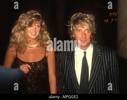 LOS ANGELES, CA - 13 février : (L-R) Modèle Rachel Hunter et mari chanteur Rod Stewart assister à la cinquième assemblée annuelle de l'industrie de la Californie Les Amis de SIDA Project Los Angeles (APLA) Fashion Show et le dîner d'honneur Gianni Versace le 13 février 1991 à Century Plaza Hotel de Los Angeles, Californie. Photo de Barry King/Alamy Stock Photo Banque D'Images