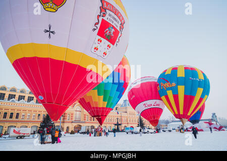NIZHNY NOVGOROD, Russie - le 24 février 2018. Départ en masse sur le festival de ballons à air chaud Banque D'Images