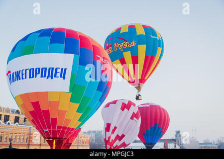 NIZHNY NOVGOROD, Russie - le 24 février 2018. Départ en masse sur le festival de ballons à air chaud Banque D'Images