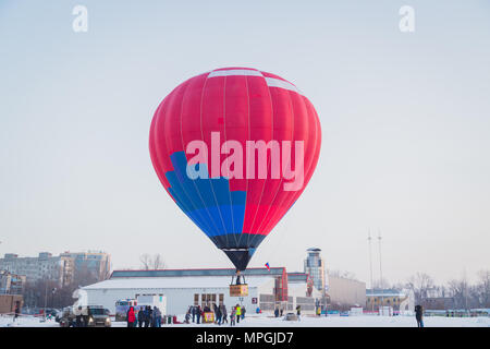 NIZHNY NOVGOROD, Russie - le 24 février 2018. Départ en masse sur le festival de ballons à air chaud Banque D'Images