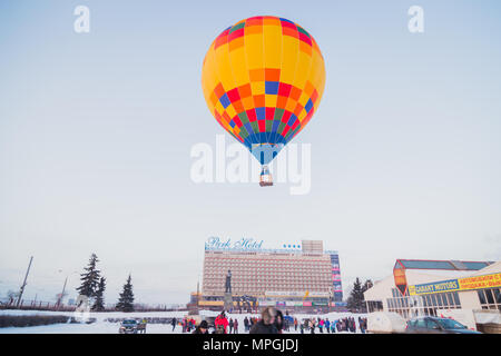 NIZHNY NOVGOROD, Russie - le 24 février 2018. Départ en masse sur le festival de ballons à air chaud Banque D'Images