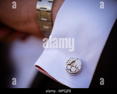 Close-up of a man in a tux fixant son époux. bouton de manchette manchette noeud papillon gears Banque D'Images