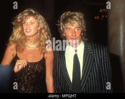 LOS ANGELES, CA - 13 février : (L-R) Modèle Rachel Hunter et mari chanteur Rod Stewart assister à la cinquième assemblée annuelle de l'industrie de la Californie Les Amis de SIDA Project Los Angeles (APLA) Fashion Show et le dîner d'honneur Gianni Versace le 13 février 1991 à Century Plaza Hotel de Los Angeles, Californie. Photo de Barry King/Alamy Stock Photo Banque D'Images