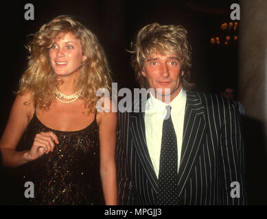 LOS ANGELES, CA - 13 février : (L-R) Modèle Rachel Hunter et mari chanteur Rod Stewart assister à la cinquième assemblée annuelle de l'industrie de la Californie Les Amis de SIDA Project Los Angeles (APLA) Fashion Show et le dîner d'honneur Gianni Versace le 13 février 1991 à Century Plaza Hotel de Los Angeles, Californie. Photo de Barry King/Alamy Stock Photo Banque D'Images