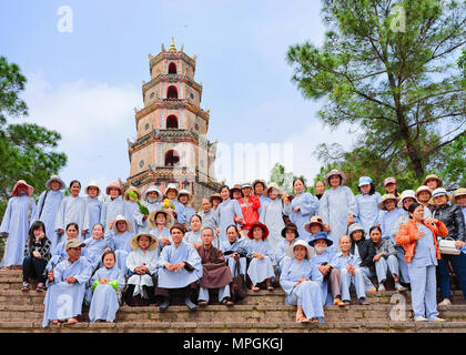 Hue, Vietnam - 19 Février 2016 : Des gens assis sur les escaliers à pagode de dame céleste à Hue, Vietnam Banque D'Images