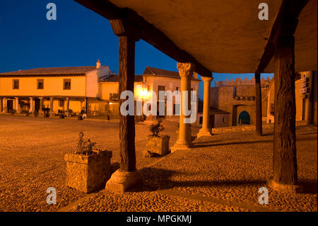 Plaza Mayor o del Arcipreste & Puerta de Santa Maria, HITA, Guadalajara, Espagne. Place principale, Santa Maria porte. Banque D'Images