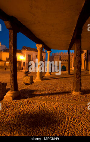 Plaza Mayor o del Arcipreste & Puerta de Santa Maria, HITA, Guadalajara, Espagne. Place principale, Santa Maria porte. Banque D'Images