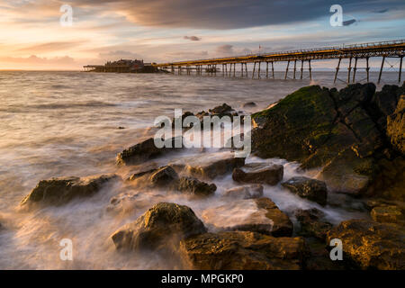 Les friches Birnbeck Pier dans le chenal de Bristol à Weston-super-Mare, North Somerset, Angleterre. Banque D'Images