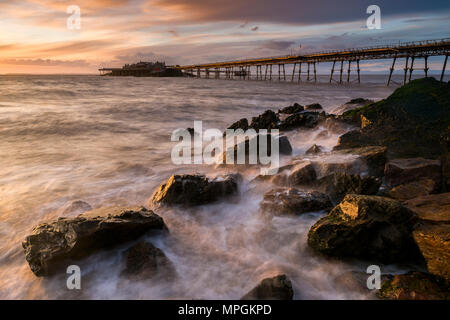 Les friches Birnbeck Pier dans le chenal de Bristol à Weston-super-Mare, North Somerset, Angleterre. Banque D'Images