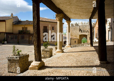 Plaza Mayor o del Arcipreste & Puerta de Santa Maria, HITA, Guadalajara, Espagne. Place principale, Santa Maria porte. Banque D'Images