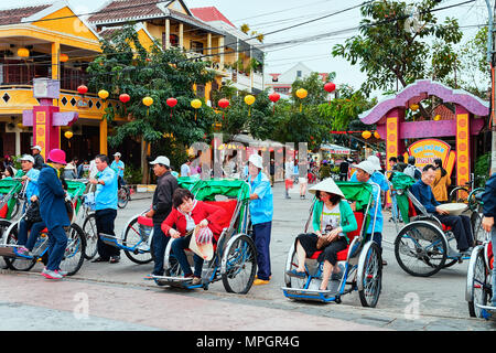 Hoi An, Vietnam - 17 Février 2016 : les touristes en vélos-pousse dans les rues de la vieille ville de Hoi An, Vietnam Banque D'Images