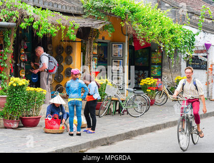 Hoi An, Vietnam - Février 17, 2016 : l'homme sur vélo à la rue de la vieille ville de Hoi An, Vietnam Banque D'Images