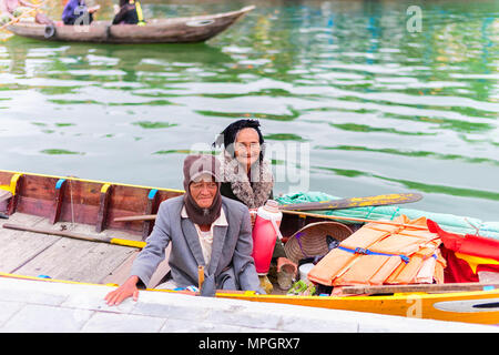 Hoi An, Vietnam - 16 Février 2016 : famille vietnamienne dans un bateau à la berge de la rivière Thu Bon à Hoi An, Vietnam Banque D'Images