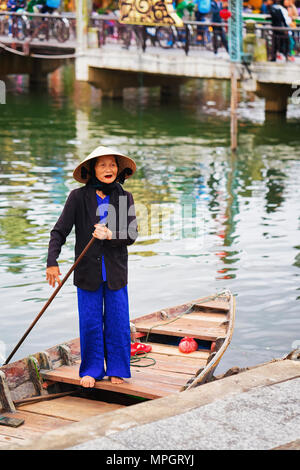 Hoi An, Vietnam - 16 Février 2016 : vietnamienne dans un bateau à la berge de la rivière Thu Bon à Hoi An, Vietnam Banque D'Images