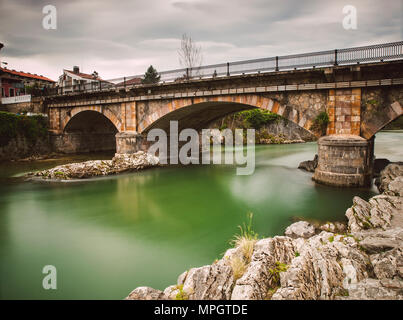 Pont sur la rivière Sella à Cangas de Onis en Asturies, Espagne. Banque D'Images