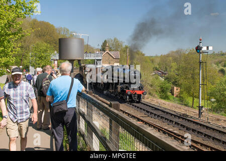 Photo de paysage préservé de la locomotive à vapeur no 43106 en attente de départ de Highley station SVR, Shropshire. Amateurs de chemin de fer & trainspotters recueillir. Banque D'Images