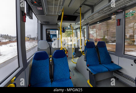 De l'intérieur moderne vide avec chauffeur de bus bus suédois reflète dans rétroviseur, mais pas de passager Banque D'Images