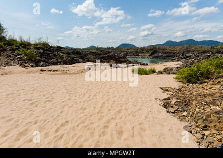 Environs de grand Li Phi cascade au Laos - Tat Somphamit, don khone, si phan don sur quatre mille îles au Laos. Paysage de la nature dans l'ea Banque D'Images