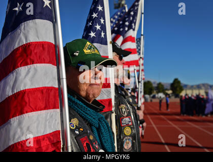 Un membre des Patriot Guard Riders souhaite la bienvenue aux compétiteurs aux essais de match des guerriers de l'armée de l'air 2017 au centre de fitness des guerriers de la base aérienne de Nellis, Nevada, le 24 février 2017. Les essais sportifs adaptatifs, dirigés par le Wounded Warrior Program, visent à améliorer la santé mentale et physique des militaires et des vétérans gravement blessés, malades et blessés par des compétitions sportives, des exercices de renforcement d'équipe et des événements axés sur la réadaptation. Banque D'Images