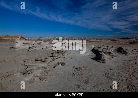 Bisti Badlands est un lieu de stockage géologique avec ses formations de grès incroyable, big sky et arbres pétrifiés. Banque D'Images