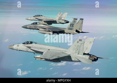 Un U.S. Air Force 44e Escadron de chasse F-15 Eagle et U.S. Navy Strike Fighter Squadron 27 et 102 (VFA-27, VFA-102) F/A-18 Super Hornet, attribué à Naval Air Facility Atsugi, au Japon, volent en formation lors d'une sortie de formation, 16 février 2017, sur l'océan Pacifique. La formation conjointe renforcée à la fois l'interopérabilité des services et de la capacité de défendre le Japon et d'autres actifs et alliés dans le Indo-Asia théâtre du Pacifique. (U.S. Photo de l'Armée de l'air par le sergent. Peter Reft/libérés) Banque D'Images
