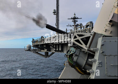 170226-N-SK327-138 OCÉAN PACIFIQUE (fév. 26, 2017) l'USS Theodore Roosevelt (CVN 71) feux d'essai un système Système d'armes. Theodore Roosevelt est en ce moment au large de la côte de la Californie du Sud la conduite des opérations d'entraînement de routine. (U.S. Photo par marine Spécialiste de la communication de masse Seaman Rachael Treon /libéré) Banque D'Images