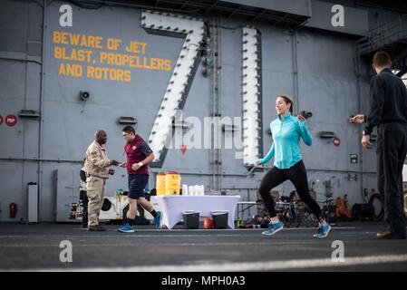 170226-N-TV230-392 OCÉAN PACIFIQUE (fév. 26, 2017) marins recueillir les cartes à jouer pendant la "Poker Run" sur le pont du porte-avions USS Theodore Roosevelt (CVN 71). Theodore Roosevelt est en ce moment au large de la côte de la Californie du Sud la conduite des opérations d'entraînement de routine. (U.S. Photo par marine Spécialiste de la communication de masse Bill Seaman M. Sanders/libérés) Banque D'Images