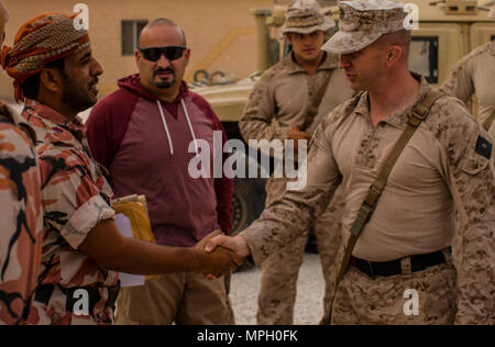 RABKUT , Oman (fév. 19, 2017) U. S. Marine le Major Jason Ford, directeur général de l'équipe Bn 1er Bataillon Landing., 4ème Marines, 11e Marine Expeditionary Unit (MEU), serre la main avec le Major Mohammed Abdullah Al Kasbi, commandant de compagnie avec l'Armée royale d'Oman (RAO), au cours d'un engagement clé en leadership au cours de l'exercice Sea Soldier '17, 19 février. L'exercice bilatéral se compose de l'entraînement au tir réel Évolutions et expert en la matière des engagements avec la RAO's 11e Brigade. 2017 Soldat de la mer est un annuel, exercice bilatéral mené avec l'Armée royale d'Oman qui visait à démontrer la coop Banque D'Images