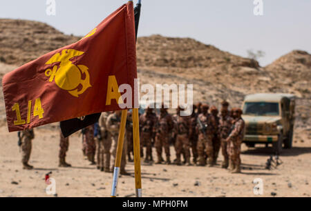 RABKUT, Oman (fév. 19, 2017) Les Marines américains avec une compagnie du bataillon, 1er de l'équipe d'atterrissage ne., 4ème Marines, 11e Marine Expeditionary Unit (MEU), effectuer un exposé sur les mesures de sécurité avant d'exécuter une gamme de tirs avec l'Armée royale d'Oman soldats pendant l'exercice Sea soldat, 19 février. Avant de tirer sur n'importe quelle gamme, Marines mener un exposé sur les mesures de sécurité sur les nuances de la gamme tels que la gauche et droite limites latérales et des procédures de sécurité. 2017 Soldat de la mer est un annuel, exercice bilatéral mené avec l'Armée royale d'Oman conçu pour démontrer les compétences de coopération et la volonté des États-Unis et pays partenaires t Banque D'Images